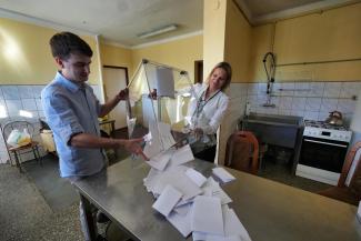 członkowie komisji wysypują karty wyborcze z urny