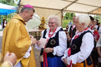 biskup odbierający dary