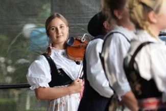 kobieta grająca na skrzypcach