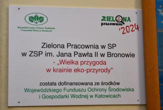 tablica informacyjna dotycząca nowootwartej zielonej pracowni