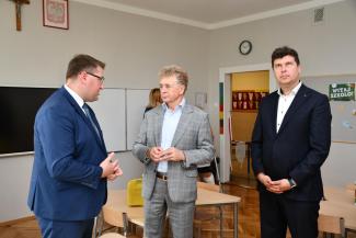 prezes WFOŚiGW oraz burmistrz - rozmawiają obok nich zastępca burmistrza