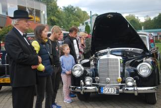 Samochody w ramach zlotu pojazdów zabytkowych