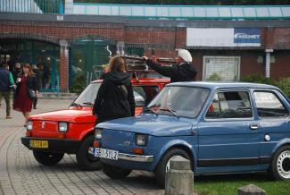 Samochody w ramach zlotu pojazdów zabytkowych