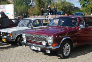 Samochody w ramach zlotu pojazdów zabytkowych