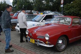 Samochody w ramach zlotu pojazdów zabytkowych