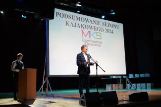 przemawiający burmistrz
