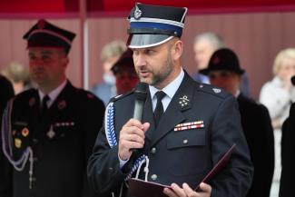 przemawiający strażak