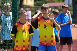 chłopcy w sportowych ubraniach