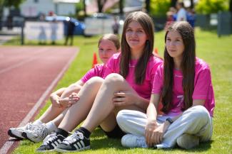 dziewczęta w sportowych ubraniach