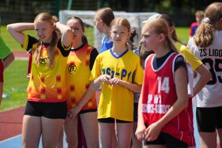 dziewczęta w sportowych ubraniach