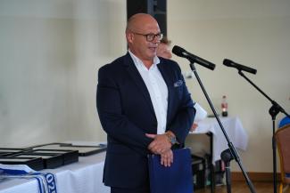 mężczyzna przemawiający do mikrofonu