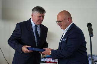 wręczanie pamiątkowej tablicy