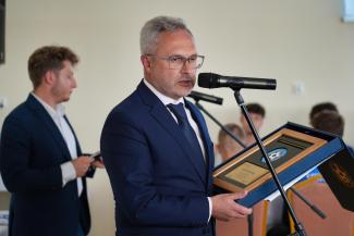 mężczyzna przemawiający do mikrofonu