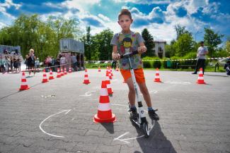 dziewczyna na rolkach