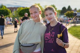dziewczynki w koszulkach Zapaleńców