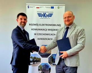Podpisanie umowy na dostawę elektryków - Prezes PKM i przedstawiciel firmy Solaris