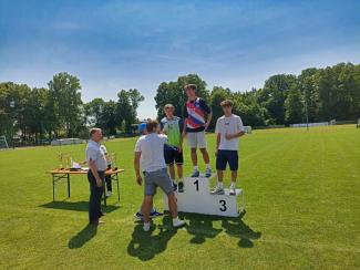 laureaci na podium