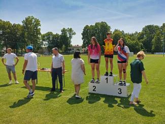 laureaci na podium