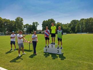 laureaci na podium