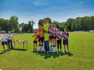laureaci na podium