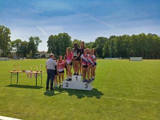 laureaci na podium
