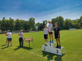 laureaci na podium