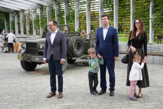 wojewoda i zastępca burmistrza z rodziną
