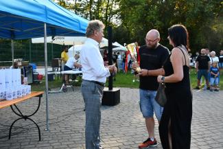 burmistrz wręczający puchar