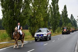 koń w korowodzie, z nim samochód OSP Ligota