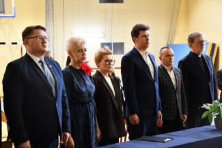 Goście śpiewający hymn