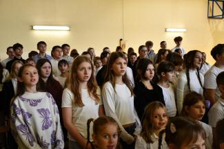 Uczniowie śpiewający hymn