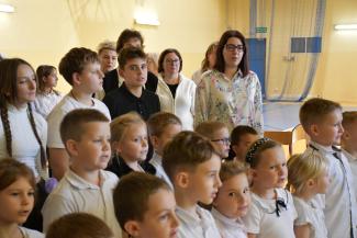 Uczniowie śpiewający hymn