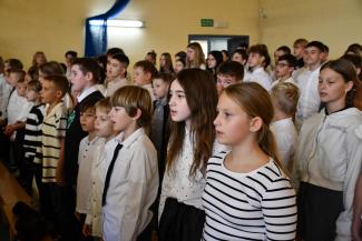 Uczniowie śpiewający hymn