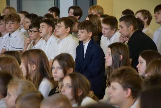 Uczniowie patrzący na scenę