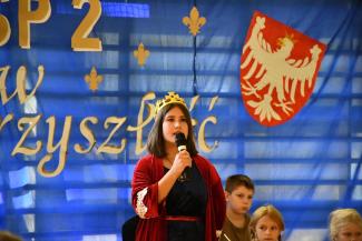 Uczennica przebrana za Królową Jadwigę