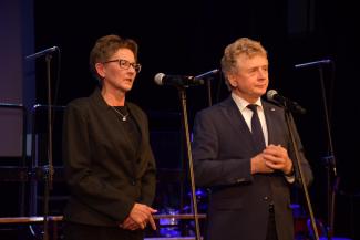 Burmistrz przemawia na scenie