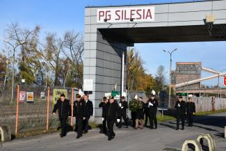 Górnicy wychodzący z kopalni