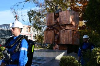 Górnik na tle pomnika