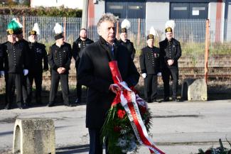 Burmistrz patrzący na pomnik