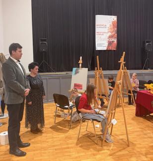 Burmistrz oglądający obraz