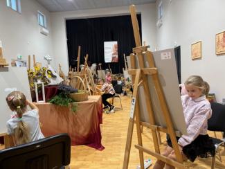 Dziewczynka za obrazem