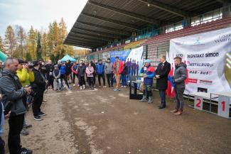 wręczenie nagród zawodnikom XXXIII Biegu Niepodległości w Czechowicach-Dziedzicach