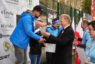wręczenie nagród zawodnikom XXXIII Biegu Niepodległości w Czechowicach-Dziedzicach