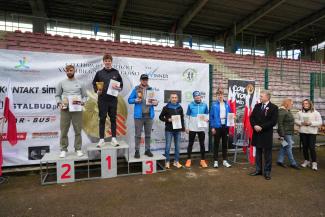 wręczenie nagród zawodnikom XXXIII Biegu Niepodległości w Czechowicach-Dziedzicach