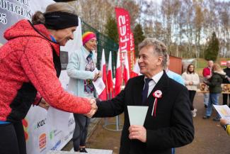wręczenie nagród zawodnikom XXXIII Biegu Niepodległości w Czechowicach-Dziedzicach