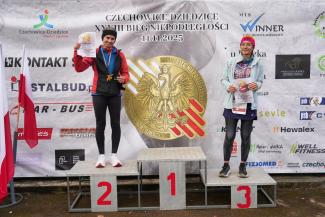 wręczenie nagród zawodnikom XXXIII Biegu Niepodległości w Czechowicach-Dziedzicach