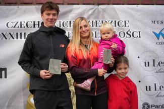 wręczenie nagród zawodnikom XXXIII Biegu Niepodległości w Czechowicach-Dziedzicach