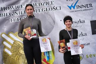 wręczenie nagród zawodnikom XXXIII Biegu Niepodległości w Czechowicach-Dziedzicach