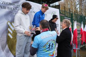 wręczenie nagród zawodnikom XXXIII Biegu Niepodległości w Czechowicach-Dziedzicach