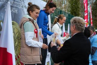wręczenie nagród zawodnikom XXXIII Biegu Niepodległości w Czechowicach-Dziedzicach